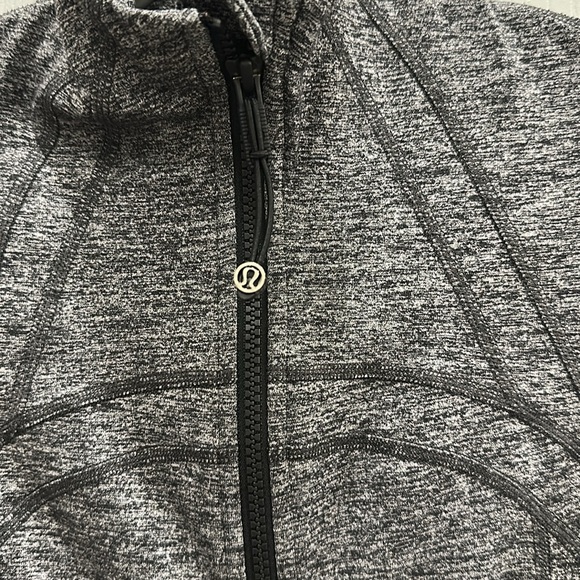Lululemon define jacket size 4 but is tiny like a zero - Picture 2 of 5